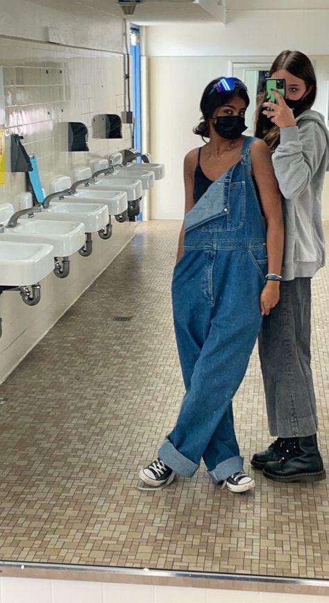 Baggie Overalls Outfit, Baggy Dungarees Outfit Aesthetic, Baggy Overalls Outfit Summer, Pit Vipers Outfit, Big Overalls Outfit, Baggy Overalls Outfit Aesthetic, Outfit Ideas 90s Style Summer, Overalls 90s Outfit, Oversized Dungarees Outfit