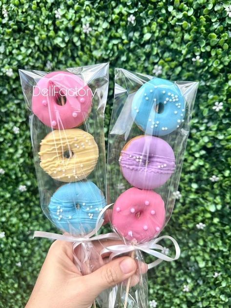 Doughnuts Decoration Ideas, Mini Donut Kabobs, Donut On Stick, Mini Donut Design Ideas, Donuts Ideas Decoration, Donuts Birthday Party Ideas, Mini Donuts Business, Donut Shop Ideas, Donut Ideas Decoration