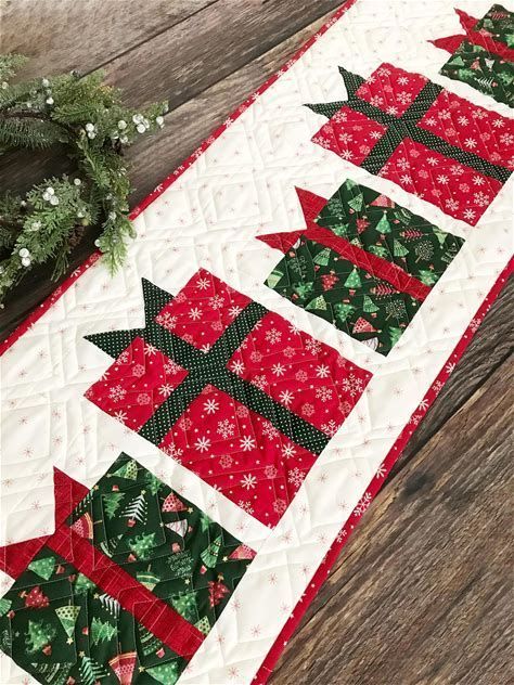 Pin by Ljiljana Stankovic- Burazor Present Table, Christmas Table Runner Pattern, Quilted Table Runners Christmas, Quilt Table Runners, Christmas Quilting Projects, Christmas Table Runners, Christmas Quilt Blocks, Table Runners Patterns, Christmas Patchwork