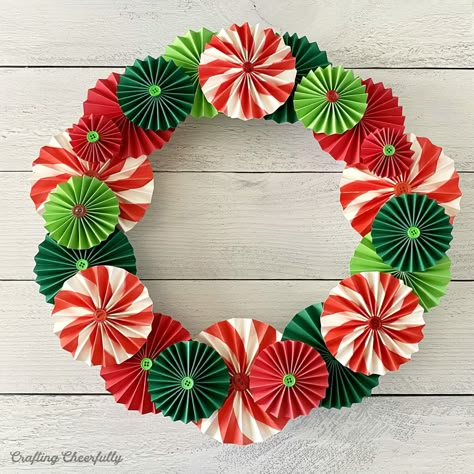 Paper Rosette Christmas Wreath, Rosette Christmas Tree, Wreath Out Of Paper, Wrapping Paper Wreath, Christmas Rosettes Paper Crafts, Paper Rosettes Christmas, Christmas Wreath Paper Craft, Paper Holly Wreath, Diy Paper Wreath Christmas