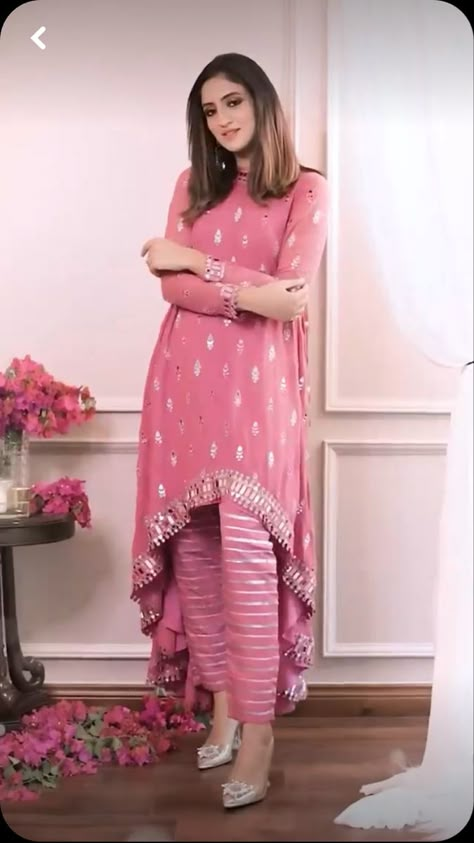 Plan Dresses Design, New Model Kurti Designs, Material Dress Design, New Dress Patterns, Indian Cocktail Dress, Ladies Frock Design, Shab E Qadr, Afreen Khan, Simple Indian Suits