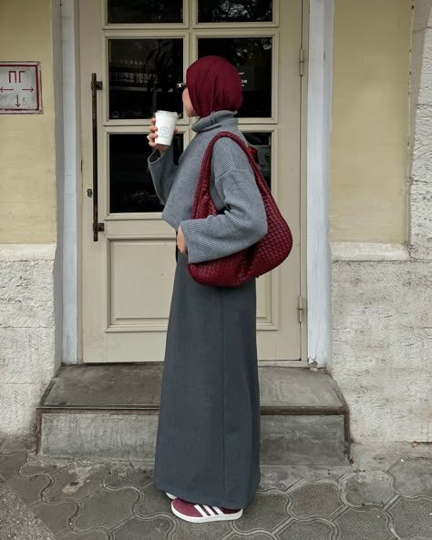 Pinterest Inspo Outfit, Grey And Burgundy Outfits For Women, Grey Burgundy Outfit, Burgundy Hijab Outfit, Hijabi Business Casual, Burgundy And Grey Outfits, Grey On Grey Outfit, Grey Hijab Outfit, Grey Outfits For Women