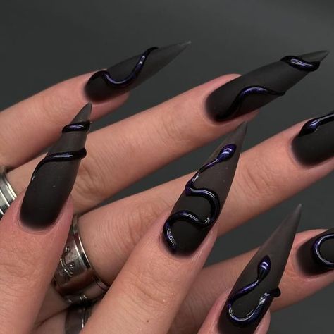 Nail Design Ying Yang, Cool Black Nails, Ying Yang Nail Art, Black Rose Nails, Demon Nails, Long Nails Ideas, Black Nails Design, Roses Nails, Stiletto Press On Nails