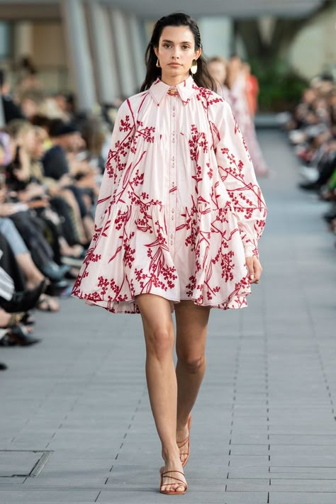 Aje Australia Resort 2020 collection, runway looks, beauty, models, and reviews. Global Dress, Resort 2020, Mode Inspo, 가을 패션, Australian Fashion, Mode Vintage, Vogue Paris, Fashion 2020, Smock Dress