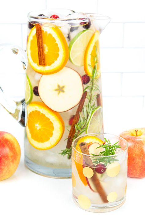 a pitcher of Thanksgiving infused spa water with apples and a gold polka dotted glass of the water Hot Water With Lemon, Spa Water Recipes, Water With Lemon, Fancy Water, Fruit Infused Water Recipes, Holiday Fruit, Flavored Water Recipes, Drinking Hot Water, Sliced Pears