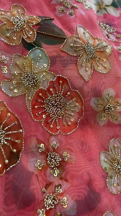 Embroidery Designs With Beads, Sequence Work Embroidery, Embroidery Quilt, Gold Work Embroidery, Amazing Embroidery, Trendy Embroidery, Hand Beaded Embroidery, Bead Embroidery Tutorial, Fashion Embroidery