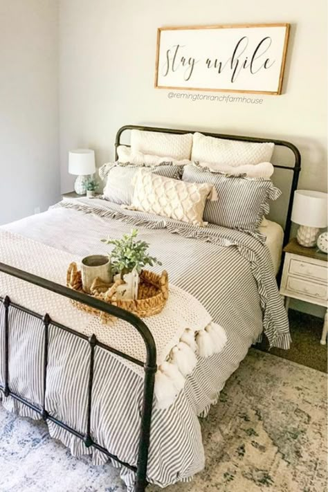 Cozy Farmhouse Bedroom, Farmhouse Guest Bedroom, Ranch Farmhouse, Small Guest Bedroom, Dream Bedrooms, Farmhouse Bedroom Decor Ideas, Rock House, Guest Bedroom Decor, Farmhouse Bedding