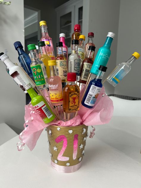 Liquor Birthday Party Ideas, Friends 21st Birthday Gifts, Hawaii 21st Birthday, 19th Birthday Present Ideas Best Friends, Small 21st Birthday Gifts, Bouquet Of Shots, Good 21st Birthday Gifts, 18th Birthday Alcohol Gift Ideas, 21st Birthday Presents For Best Friend