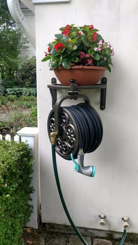 Patio Hose Storage, Hose Reel Ideas Wall Mount, Hose Storage Garage, Diy Garden Hose Reel, Hose Reel Ideas Diy, Hose Hanger Ideas, Garden Hose Holder Ideas, Water Hose Holder Ideas, Garden Hose Holder Diy Ideas