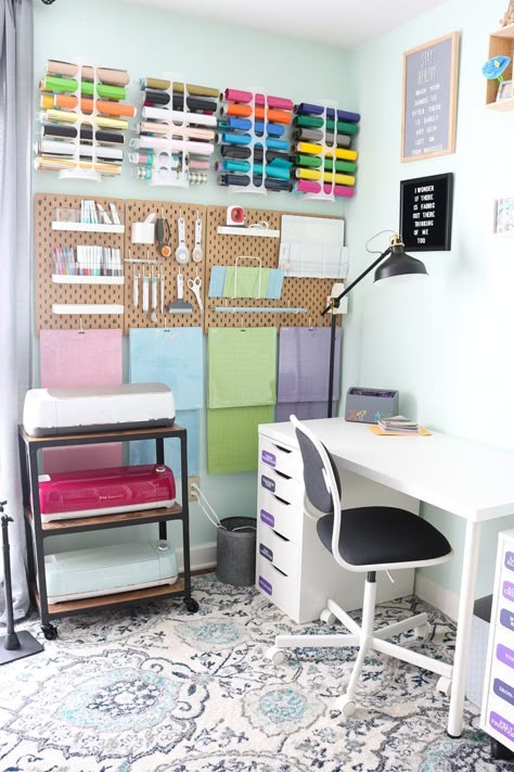 Home Office Cricut Ideas, Cricut Home Office, Simply Tidy Craft Room, Craft Room Ideas Cricut, Small Craft Area Ideas, Small Space Craft Room, Craft Room Peg Board, Small Craft Room Ideas, Cricut Setup