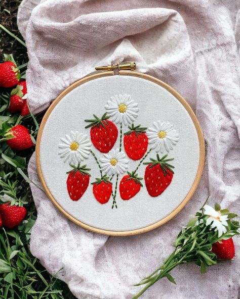 Strawberry Embroidery Design, Strawberry Embroidery Pattern, Strawberry Embroidery, Simple Hand Embroidery Patterns, Fairy Home, Strawberry Pattern, Hand Embroidery Pattern, Gift Bundles, Christmas Embroidery