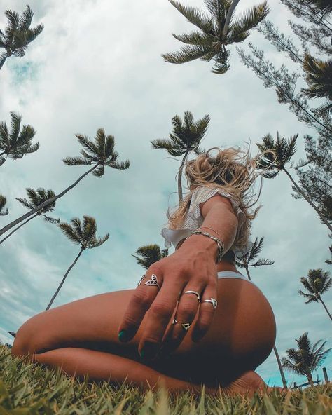 Summer Photos Instagram, Ideas Fotos En La Playa, Beach Inspo Pics, Beach Pose Ideas, Photo On The Beach, Ideas De Poses, Beach Foto, Photo Ideas Beach, Beach Photo Inspiration