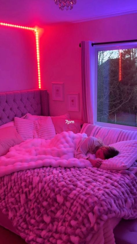 Aesthetic Room Baddie, Chill Cozy Room, Room Ideas Chill, Pink Led Lights Bedroom, Pink Led Room, Chill Room Ideas Bedrooms, Baddie Rooms, Baddie Room Ideas Aesthetic, Chill Bedroom Vibes