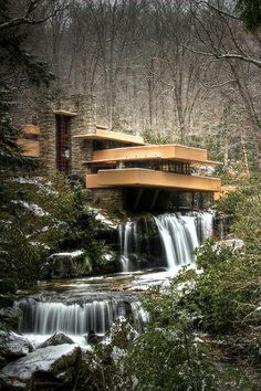 Frank loyd wright Falling Water Frank Lloyd Wright, Kaufmann House, Falling Water House, Waterfall House, Falling Water, Water House, Unusual Homes, Walter Gropius, Alvar Aalto