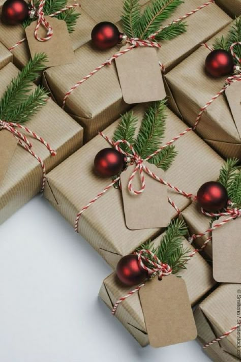 When it comes to spreading holiday cheer, unique gift wrapping can make a world of difference. Try personalized photo gift wrap, rustic kraft paper with twine, or festive fabric for a memorable touch this Christmas. Package Decoration, Wraps Ideas, Christmas Gift Wrapping Diy, Rustic Christmas Gifts, Christmas Wrapping Ideas, Xmas Gift Wrap, Christmas Gift Packaging, Gift Wrapping Inspiration, Christmas Wrap