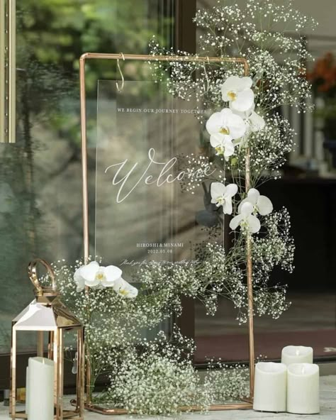 Wedding Sign Decorations, Flower Decor Wedding Reception Ideas, Wedding Welcome Ideas, Welcome Space Wedding, Bridal Shower Ideas White, Wedding Boards Signs Entrance, Wedding Entrance Board, Entrance Wedding Decor, White Decor Wedding