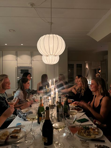 New Friends Aesthetic Vision Board, Friends Vison Borad, Fancy Dinner Friends, Dinner Nights With Friends, Dinner Party Vision Board, Friend Gathering Aesthetic, Dinner Party Friends Aesthetic, Friends Quality Time Aesthetic, Friends At Brunch