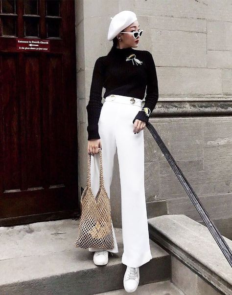 Pants with buttons and brooch/brangle...spring street style outfit ideas 2018: monochrome outfit with a woven bag, beret, brooch and cat-eye sunglasses Alienina Bag, White Beret Outfit, Beret Outfits, Outfits For Thanksgiving, What Jewelry To Wear, White Beret, Beret Outfit, Street Style Summer Outfits, Beret Fashion