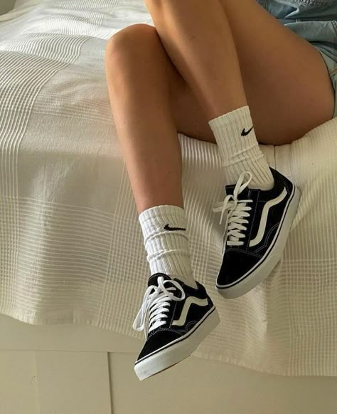 Estilo Vans, Mode Indie, Vans Aesthetic, Vans Outfit, Dr Shoes, Aesthetic Shoes, Shoe Inspo, Swag Shoes, Pretty Shoes