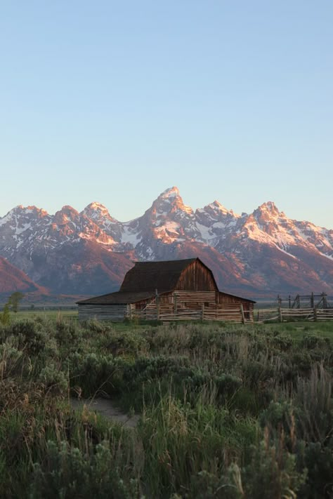 Mountain Country Aesthetic, Wyoming National Parks, Country America, West America Aesthetic, Travel Spots In The Us, Usa Beautiful Places, Western Mountains, Western Nature, Wyoming Living