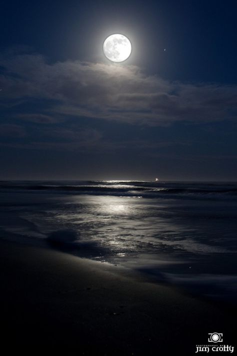 Night Sky Moon, Ocean At Night, Beach At Night, Beach Night, Night Pictures, Sky Moon, Moon Pictures, Moon Photography, Good Night Moon