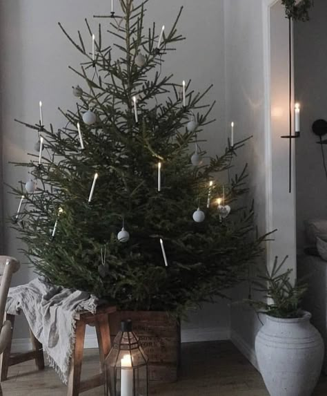 Christmas Tree Green Decorations, Christmas Tree Scandinavian Style, Nordic Christmas Scandinavian Style, Minimalistic Christmas Tree, Christmas Tree Scandinavian, Nordic Christmas Tree, Christmas Scandinavian Style, Minimalistic Christmas, Holiday Soiree