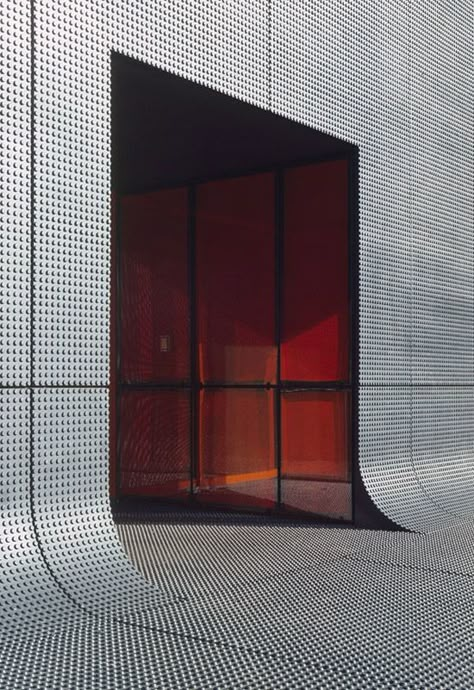 Metal Facade, Concrete Architecture, Modern Architecture Building, Salou, Facade Architecture, Architecture Exterior, Facade Design, Brutalism, Metal Mesh