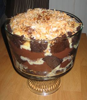 Chocolate Cake Trifle, Trifle Bowl Recipes, Cake Trifle, Trifle Dessert Recipes, Trifle Recipes, Chocolate Trifle, Sandra Lee, Trifle Bowl, Trifle Desserts