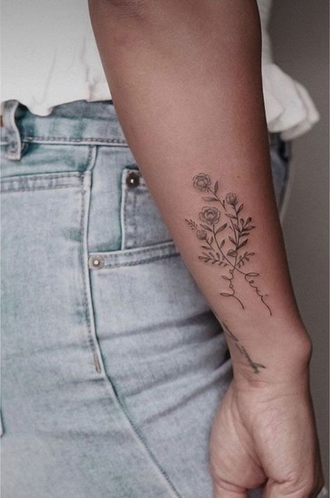 Mutterschaft Tattoos, Mom Tattoo Designs, Mommy Tattoos, Beautiful Flower Tattoos, Writing Tattoos, Mother Tattoos, Birth Flower Tattoos, Forearm Tattoo Women, Shoulder Tattoos For Women