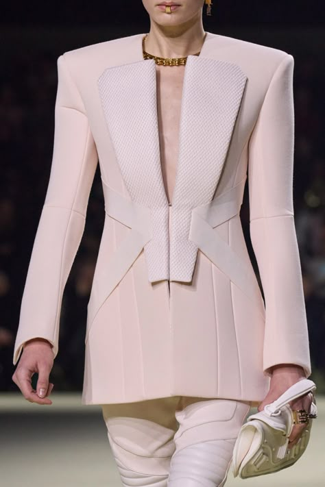 Balmain Fall 2022 Ready-to-Wear Fashion Show | Vogue Women Suits Wedding, Ladies Blouse Designs, Western Wear For Women, Woman Suit Fashion, Blazer Designs, Workwear Fashion, Runway Looks, Evening Dresses Elegant, Women Blouses