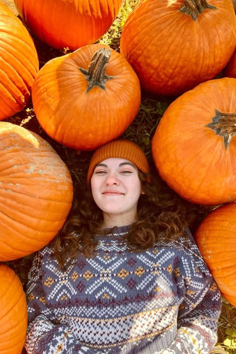 Pumpkin Patch Outfit With Leggings, Solo Pumpkin Patch Pictures, Fall Family Pumpkin Patch Photos, Senior Picture Ideas Pumpkin Patch, Pumpkin Picking Photoshoot, Pumpkin Field Photoshoot, Photos With Pumpkins, Single Fall Photoshoot Ideas, Pumpkin Patch Photo Shoot