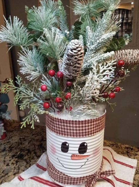 Christmas Crafts With Soup Cans, Crafts With Coffee Cans, Tin Can Snowman, Xmas Crafts Kids, Coffee Can Crafts, Crafts Upcycling, Snowman Diy, Aluminum Can Crafts, Tin Can Crafts