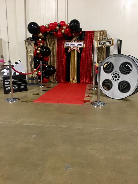 Balloon backdrop/props Oscar Photo Booth, Hollywood Theme Photo Backdrop, Old Hollywood Ball Theme, Prom Dance Decorations, Hollywood Photo Backdrop, Old Hollywood Photo Backdrop, Vip Decoration Ideas, Hollywood Theme Backdrop, Bollywood Decoration Ideas