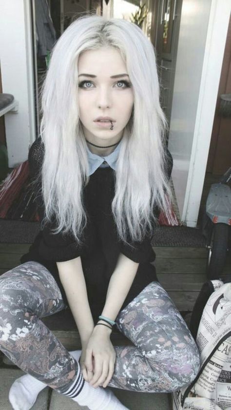 She is just gorgeous Emo Girls, Emo Scene, Grunge Style, Pastel Goth, Grunge Fashion, White Hair, Hair Colors, Hair Ideas, Piercings