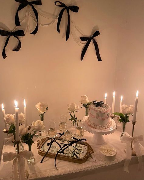 Black And White 16th Birthday, Birthday Aesthetics, Happy Birthday Decor, 20th Birthday Party, Aesthetic Birthday, Birthday Ideas For Her, Birthday Dinner Party, Cute Birthday Ideas, Bday Party Theme