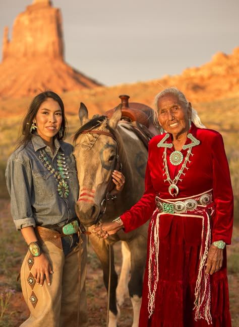 Native Women, Western Comics, Native American Pictures, Native American Photos, Cowboys And Indians, Native American Peoples, Native American Heritage, American Indian Art, Pow Wow