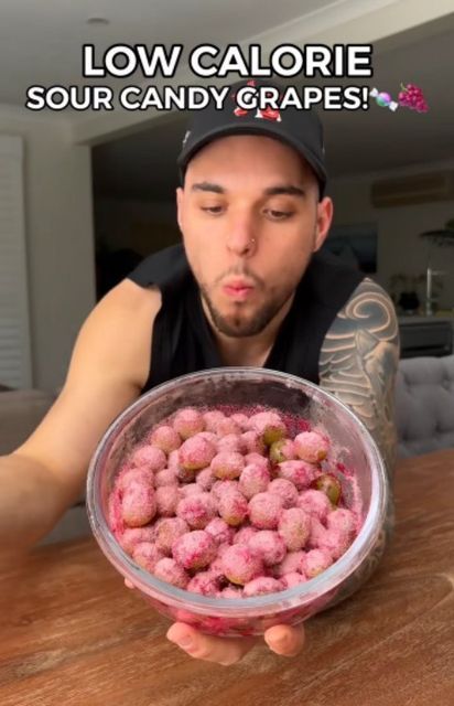 Healthy Eating Magazine on Instagram: "LOW CALORIE SOUR CANDY GRAPES🍬🍇 300 Cal & 14.5g Protein💪🏼 These sour candy grapes literally taste just like sour patch kids! This is a great lower calorie alternative & also has a total of 14.5g protein 💪🏼 (12g coming from the jelly & 2.5g coming from the grapes with the amount I used) 301 Calories with 14.5g of protein for the entire bowl. (For the amount I used listed below) Ingredients 👇🏼 - Washed Grapes (I used 350g, you can use any amount you l Low Calorie Candy, Sour Candy Grapes, Candy Grapes, Potpourri Stovetop, Salad With Chicken, Exterior Christmas, Quick Recipes Snacks, Low Calorie Snacks, Sour Patch Kids