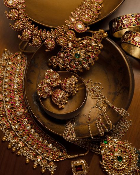 Kishandas & Co. | These moments are what give our journey meaning and depth! In her Reception ensemble, Aishwarya (@aishwaryaarjun) shines with grace in… | Instagram Aesthetic Indian Jewellery, Indian Jewellery Photography, Jewelry Photography Ideas Styling, Kishandas Jewellery, Vintage Indian Jewelry, Fashion Illustration Tutorial, Illustration Tutorial, Jewellery Photography, Heirloom Jewelry