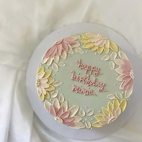 Unique Simple Cake Designs, Palette Knife Designs On Cake, Pastel Birthday Cake Ideas, Cute Cake Ideas Birthdays, Pastel Cake Ideas, Cake Decorating Ideas Simple, Birthday Cake Ideas Simple, Cake Design For Birthday, Flower Design Cake