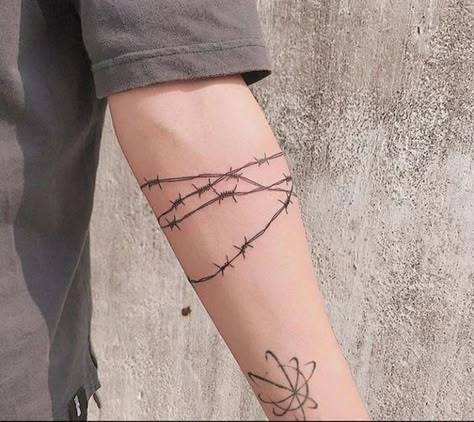 Are these thorns/barbed wire tattoos considered cringe? #tattoo #aestetic #ideas #artist #design Tato Grunge, Barbed Wire Tattoo, Tato Maori, Wire Tattoo, Barbed Wire Tattoos, Grunge Tattoo, Tato Henna, Scary Tattoos, Muster Tattoos