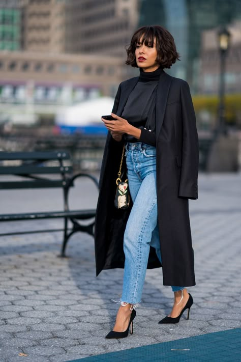 Although you likely own a handful of vintage jeans, styling them in an elevated way isn't the easiest of tasks. The next time you draw a blank when piecing together an outfit, look towards Kat Graham for a quick lesson on how to style vintage jeans… Jeans Outfit For Work, Denim On Denim, Outfit Jeans, Looks Street Style, Looks Chic, 가을 패션, Mode Inspiration, Denim Outfit, Outfit Casual