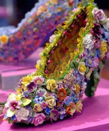 Love flowers! Candace Bahouth, Fairy Shoes, Fairy Clothes, Flower Shoes, Floral Fashion, Shoe Art, Arte Floral, Crazy Shoes, Mosaic Crafts