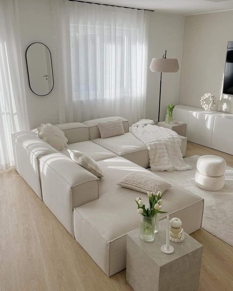 White Couch, Dream Apartment Decor, Future Apartment Decor, Home Design Living Room, Apartment Decor Inspiration, Decor Home Living Room, White Furniture, Decor Minimalist, Living Room Inspo