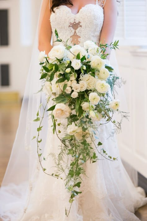 Flowing Wedding Bouquets, Hanging Bridal Bouquet White, Large Cascade Wedding Bouquet, Bride Bouquets Classic, Wispy Bridal Bouquet, Bridal Bouquet Fall Cascading, Dramatic Bridal Bouquet, How To Cascade Bouquet, All White Bridal Bouquet Cascading