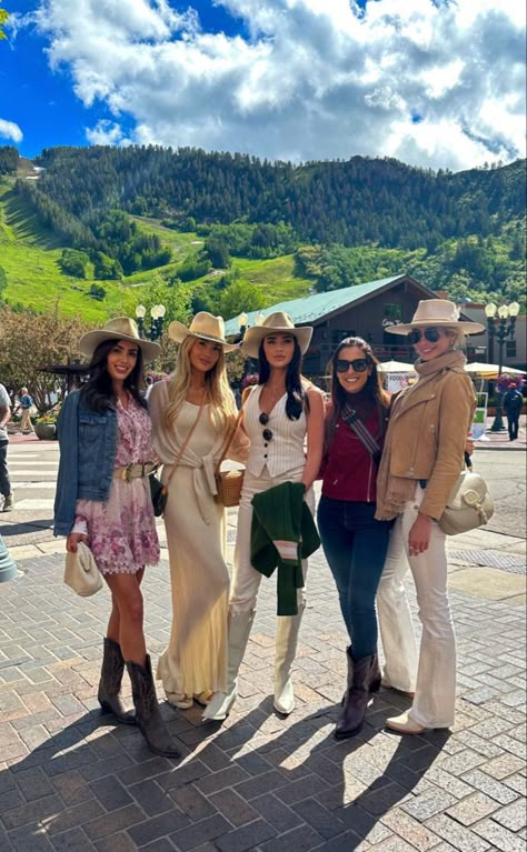 Aspen Western Chic, Western Mountain Outfit, Denver Style Outfits Summer, Vail Outfits Summer, Aspen Style Summer, Aspen Western Outfit, Aspen Summer Fashion, Aspen Fashion Summer, Summer In Aspen Outfits