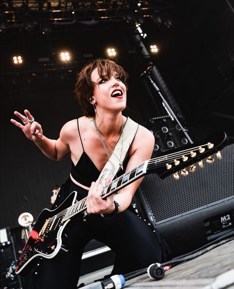 Lzzy Hale and Halestorm in Kentucky Lizzy Hale, Heavy Metal Movie, Meg Myers, Female Rock Stars, Josh Smith, Lzzy Hale, Concert Performance, Heavy Metal Girl, Rocker Girl