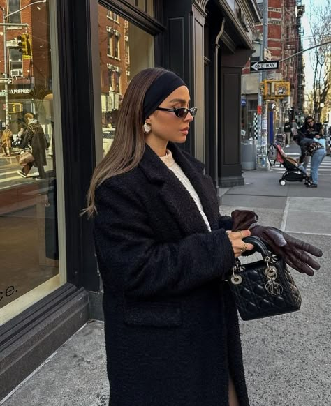 London Fashion Week Aesthetic, Easy New Years Outfit, Nyc Cap Outfit, Winter Wine Tour Outfit, Long Down Jacket Outfit, Winterwonderland London Outfit, London New Years Eve Outfit, Warm Nyc Outfits, Brunette Winter Outfit