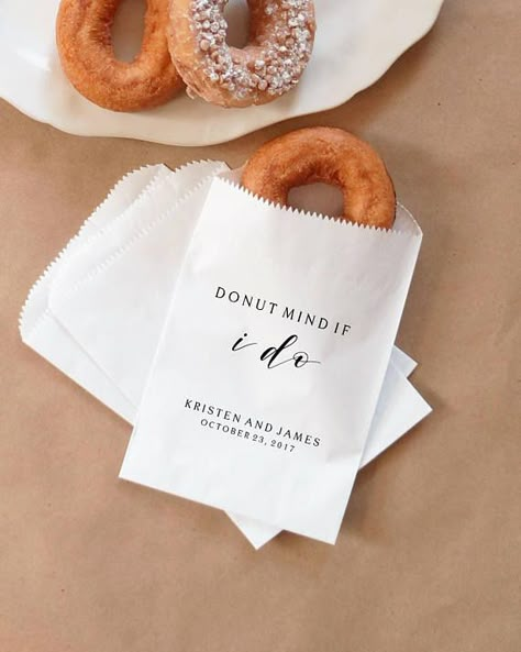 Wedding Donuts, Creative Wedding Favors, Inexpensive Wedding Favors, Donut Bar, Elegant Wedding Favors, Best Wedding Favors, Wedding Favors Fall, Wedding Dessert Table, Wedding Favors Cheap