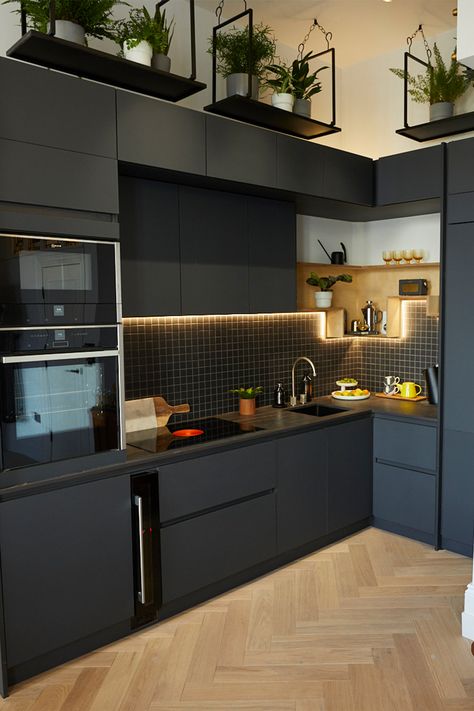 Kitchen Cabinet Dark Grey, Black Kitchen Inspiration Modern, Small Masculine Kitchen, Black Grey Kitchen Ideas, Dark Coloured Kitchens, Dark Kitchen Apartment, Small Dark Grey Kitchen, Dark Color Kitchen Ideas, Black Small Kitchen Ideas