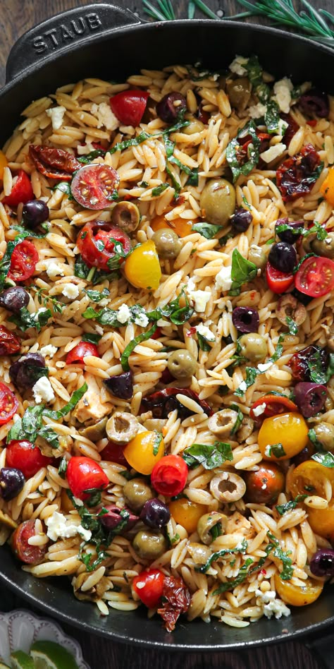 Greek Orzo with Tomatoes, Olives, Basil, and Feta - in a cast iron skillet. Pasta Salad With Tomatoes, Greek Orzo, Mediterranean Recipe, Mediterranean Recipes Healthy, Salad With Tomatoes, Mediterranean Diet Recipes Dinners, Easy Mediterranean Diet, Orzo Recipes, Easy Mediterranean Diet Recipes